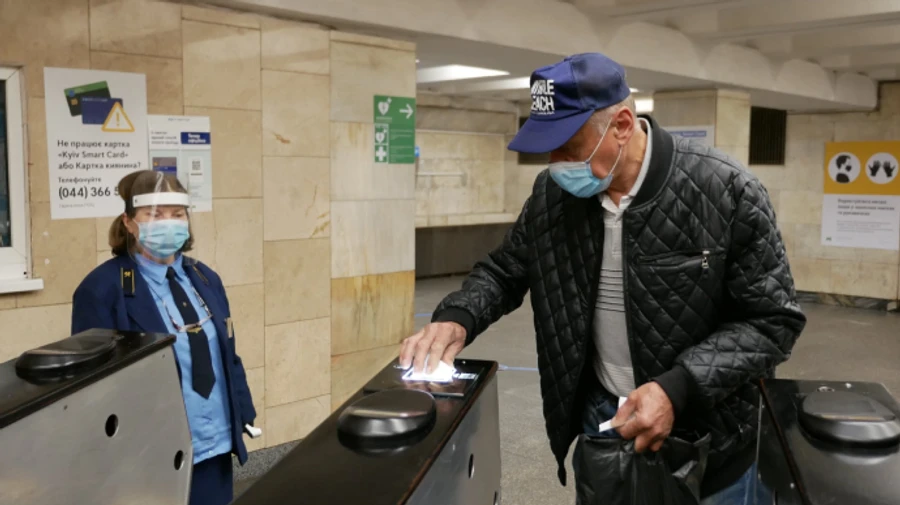 Столичное метро будет работать дольше во вторник, но могут закрыть три станции