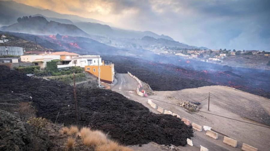 Виверження вулкана на Канарах: швидкість лави - 700 м на годину, знищує будинки і врожаї