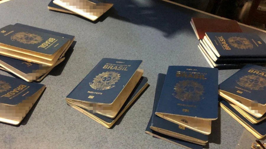 Экс-милиционер хотел переправить бразильцев в ЕС под видом футбольных фанатов