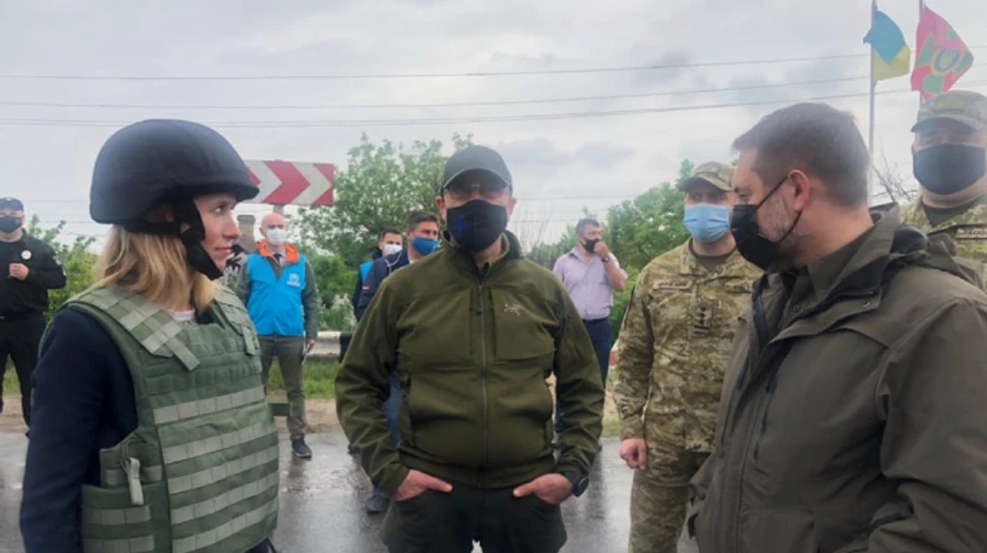 Луганск, Донецк - это Украина: премьер Эстонии посетила КПВВ в Станице Луганской