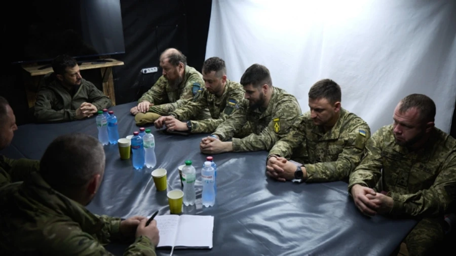 Zelenskyy visits command post in Donetsk Oblast – video