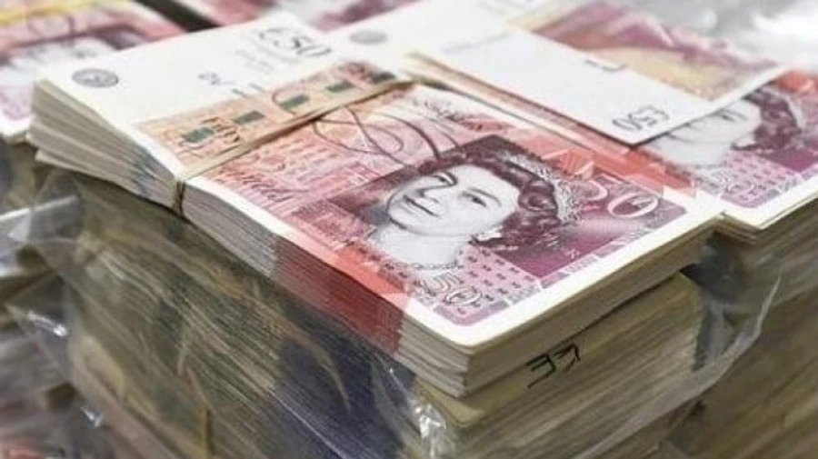 Украинец возвращался на родину с коробками, полными фунтов стерлингов