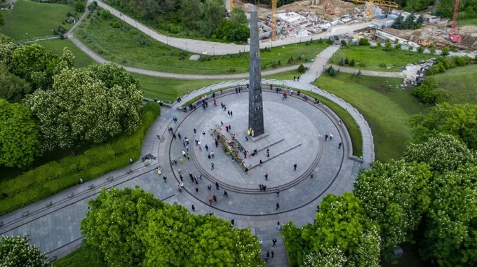  9 травня у столичному Парку Слави було нелюдно, поліція штрафувала порушників