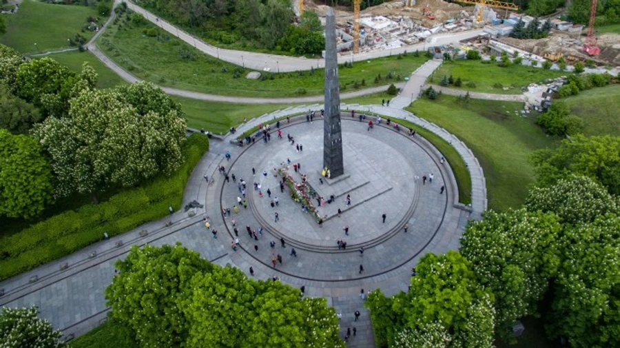 9 травня у столичному Парку Слави було нелюдно, поліція штрафувала порушників