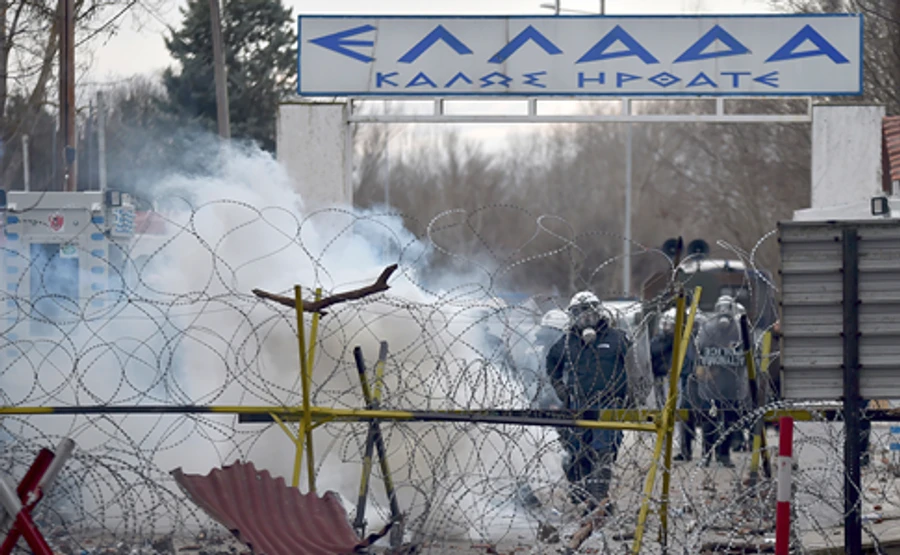 Мігранти проривають кордон ЄС: грецька поліція застосувала сльозогінний газ