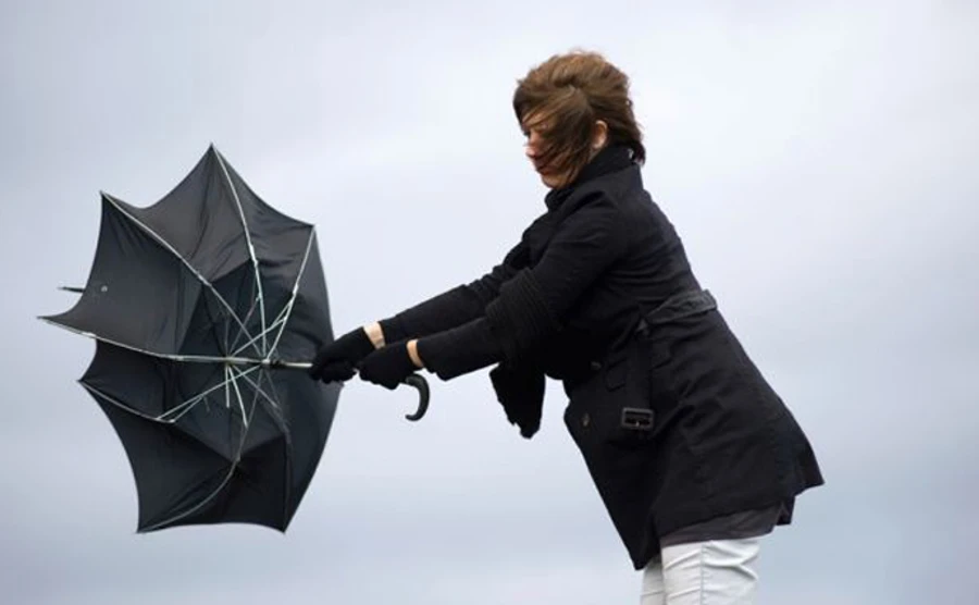 Українців попередили про пориви вітру та ожеледицю