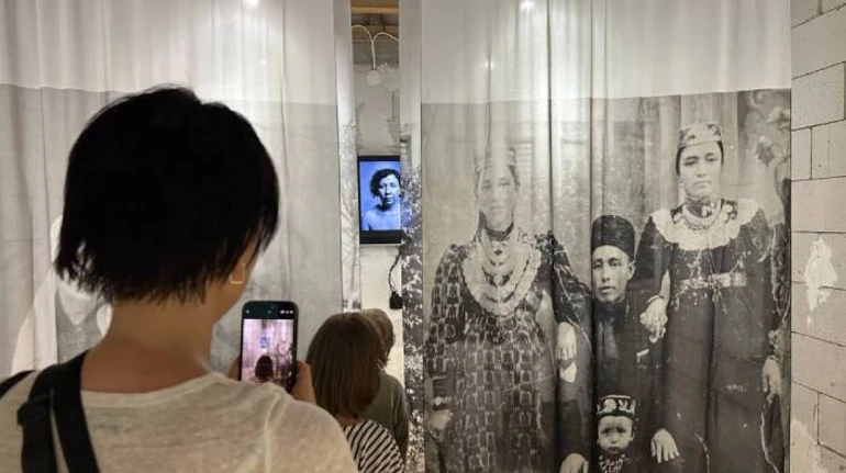 Дом постоянного изгнания в гаражном кооперативе. Репортаж с первой выставки художников из Крыма в новом артпространстве художницы Марии Куликовской