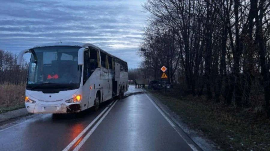У Польщі автобус з пасажирами злетів у кювет, є постраждалі