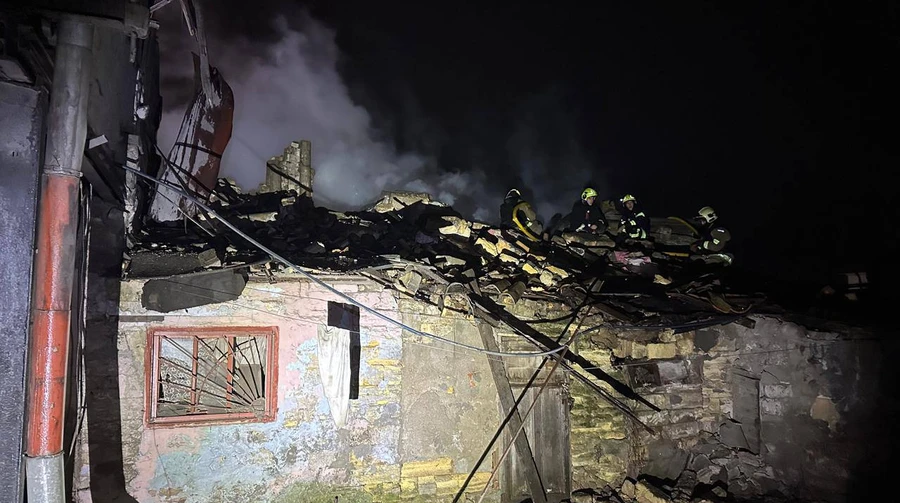 В одному із районів Одеси через російську атаку загорівся будинок