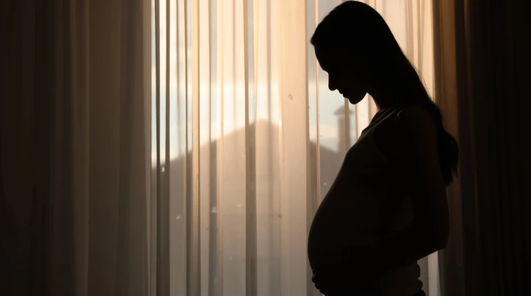 Крики, образи чи витискання дитини: 67% опитаних ООН жінок зазнали акушерського насильства