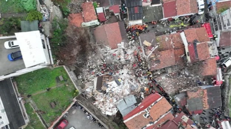 У центрі Стамбула вибух вщент зруйнував дві будівлі, під завалами є люди