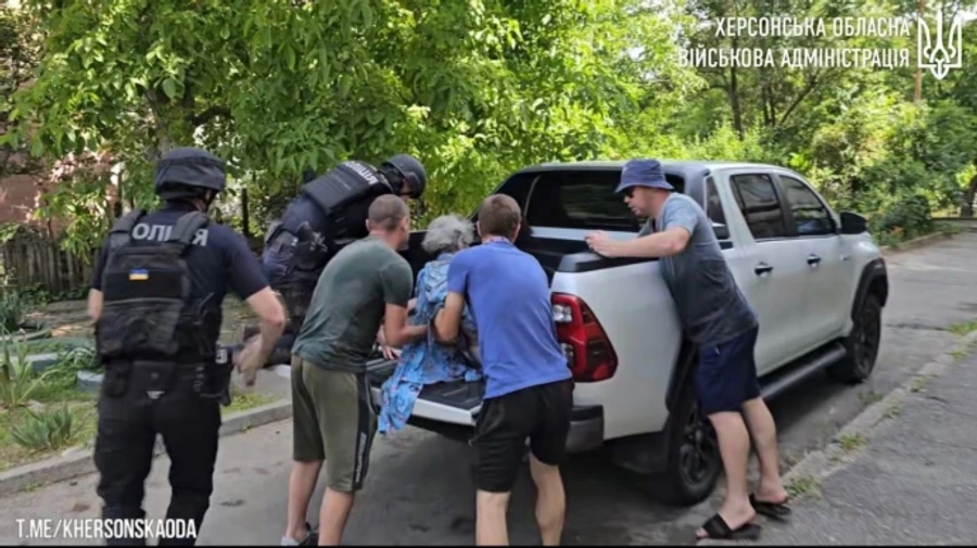 Из-за российского обстрела Днепровского района Херсона пострадала 102-летняя женщина