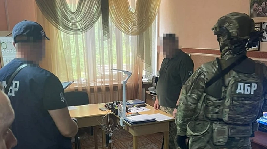 Родичів керівництва Франківська прилаштували у військкомати, і ті байдикували за зарплату – ДБР