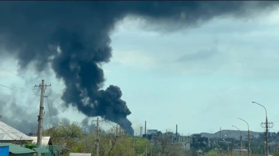 Азовсталь бомбардують російські окупанти, на заводі масштабна пожежа