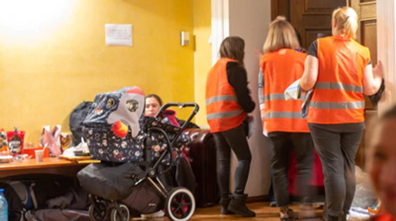 По другую сторону страха: как волонтеры помогают беженцам на железнодорожном вокзале Львова