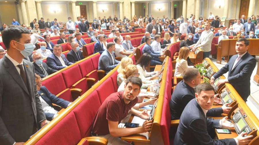 Депутатов в Раде прививают против COVID-19 вакциной Pfizer