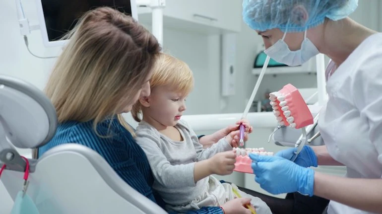 Стоматолог для ребенка: какими должны быть визит к зубному врачу и уход за молочными зубами?