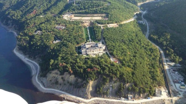 Поряд із палацом Путіна розташовані садиби і володіння його друзів