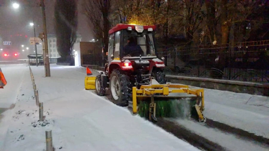 У Києві до ранку очікують ще 12 см снігу, на вулиці вивели спецтехніку
