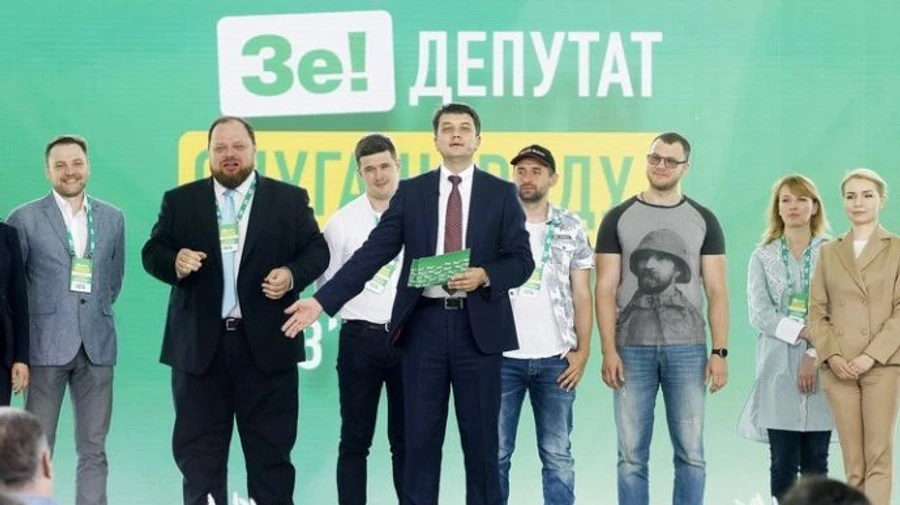 Частина слуг виступили проти законопроєкту Бужанського про мову і кличуть інших