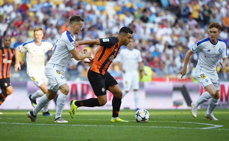 Динамо в Киеве побеждает Шахтер