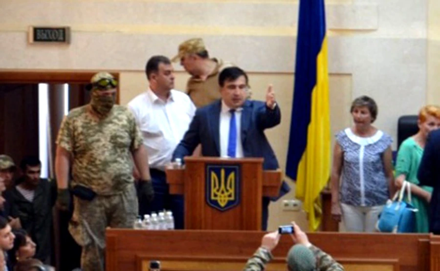 Люди в камуфляже сорвали заседание Одесского облсовета