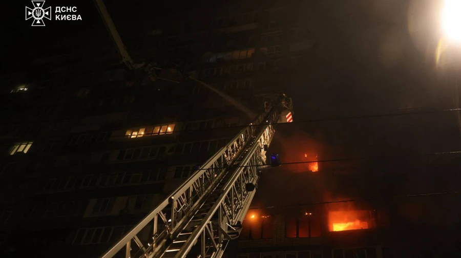 Рятувальники показали наслідки нічної атаки росіян на Київ