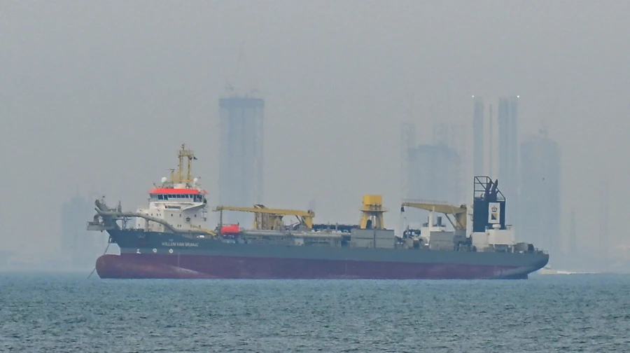 СМИ: Иран закрыл Ормузский пролив и угрожает поджигать там суда