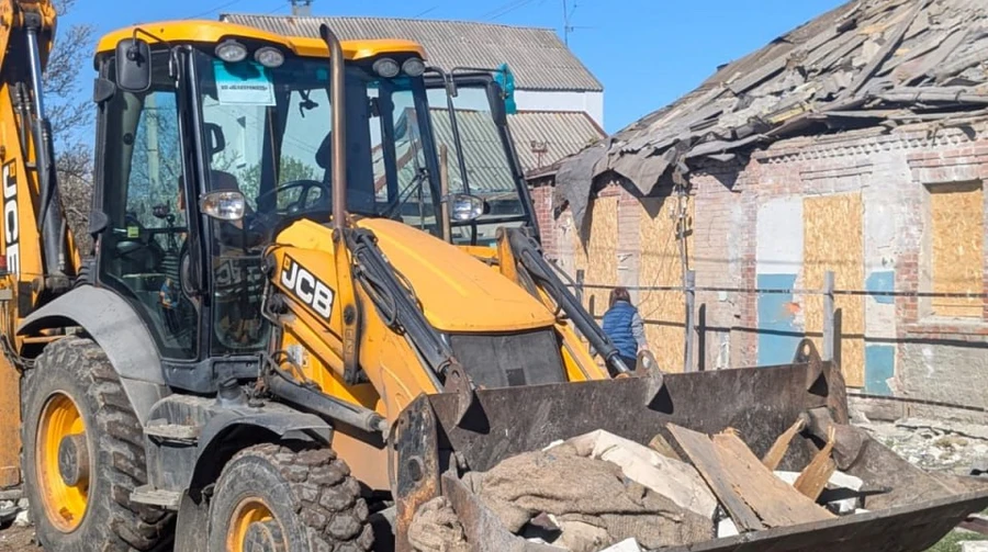 Power line and homes damaged in Russian attack on Kharkiv