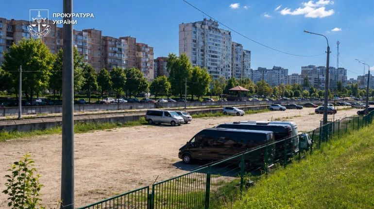 В Киеве суд обязал снести крупную автостоянку на улице Бальзака