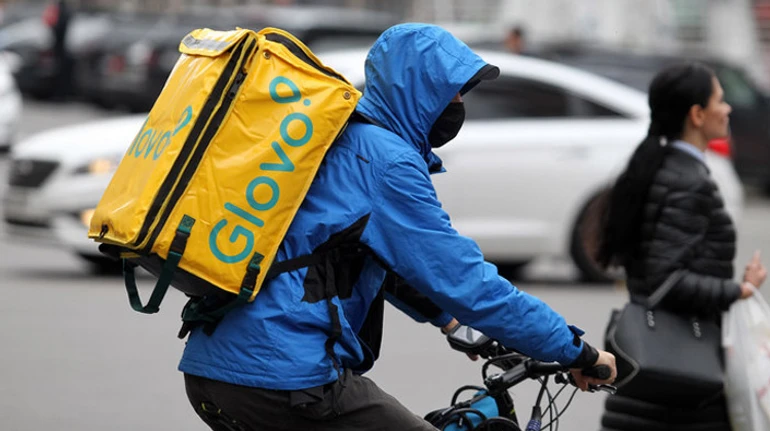 Депутаты хотят взимать налоги с водителей такси, курьеров и маникюрш. Как будет работать новая система?