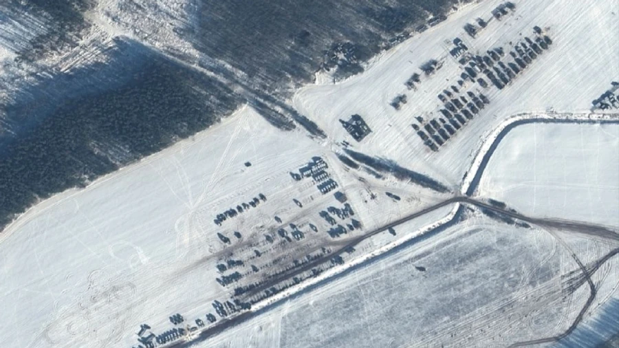 Со спутников заметили усиленную активность российских войск у границ – Reuters