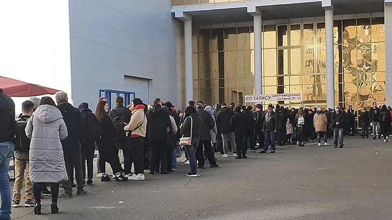 На пороге красной зоны: в Киеве огромные очереди в пункты вакцинации