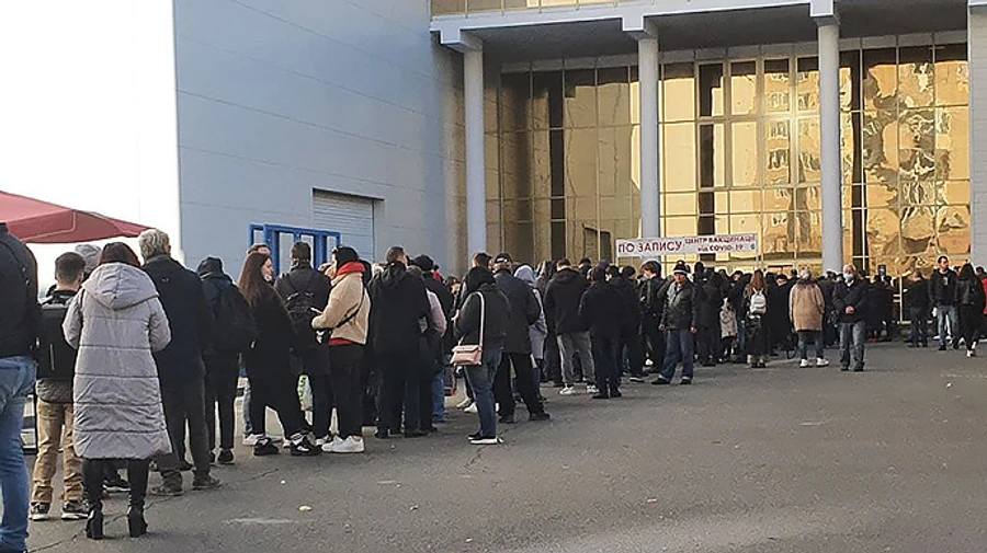 На пороге красной зоны: в Киеве огромные очереди в пункты вакцинации