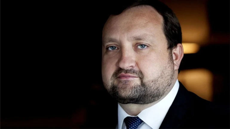 Посли ЄС продовжили санкції проти оточення Януковича, Арбузов і Табачник виключені зі списку