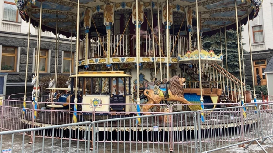 Зеленський відкрив ковзанку й карусель під ОПУ