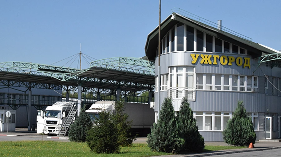 Словакия закрывает пункты пропуска на границе с Украиной