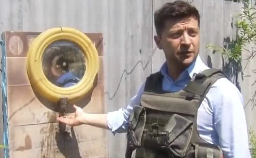 Зеленський показав мобільні хатини для військових в ООС