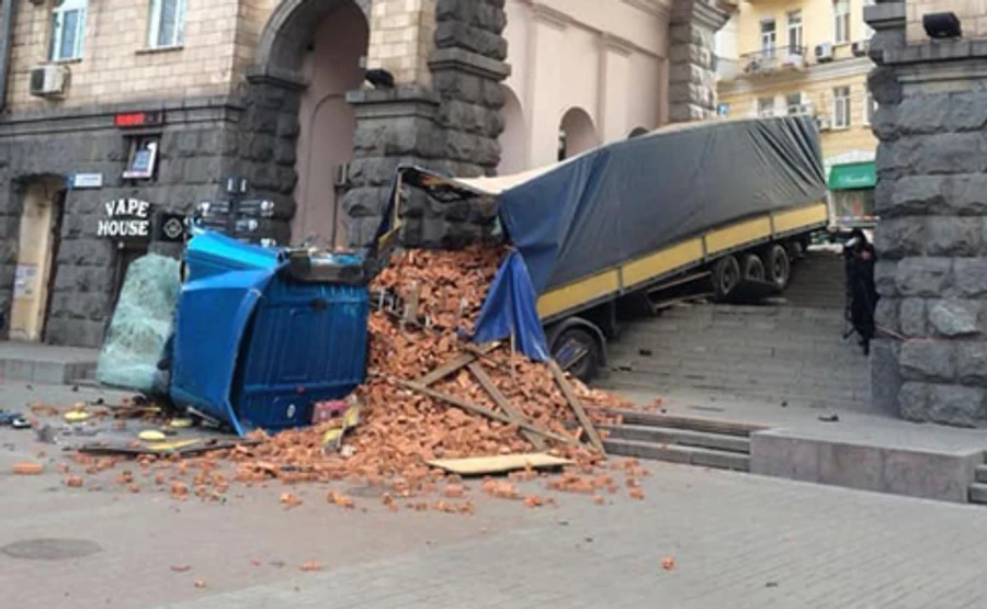 Некерована фура з цеглою пошкодила машину і вилетіла на тротуар Хрещатика 