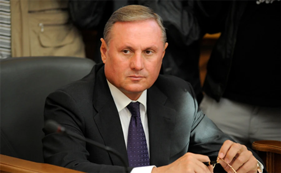 Єфремову повернули паспорти і зняли браслет стеження