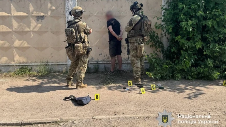 Спецпризначенці поліції затримали чоловіка, який погрожував гранатою військовим ТЦК в Черкасах