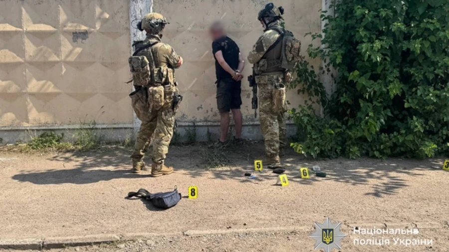 Спецпризначенці поліції затримали чоловіка, який погрожував гранатою військовим ТЦК в Черкасах