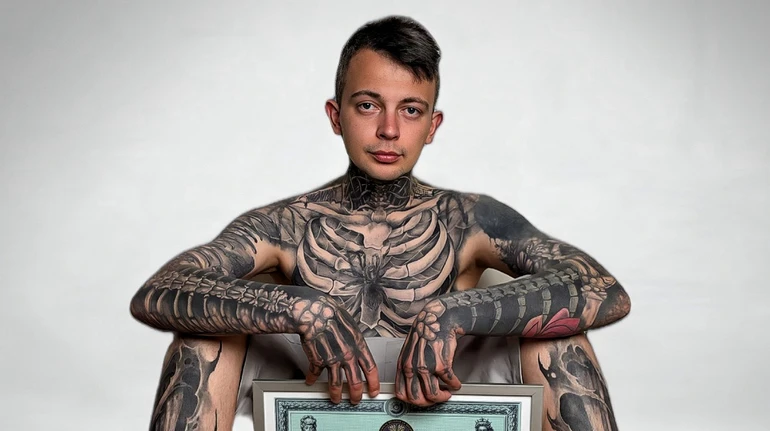 Набив 230 татуировок костей: в Дрогобыче мужчина побил мировой рекорд