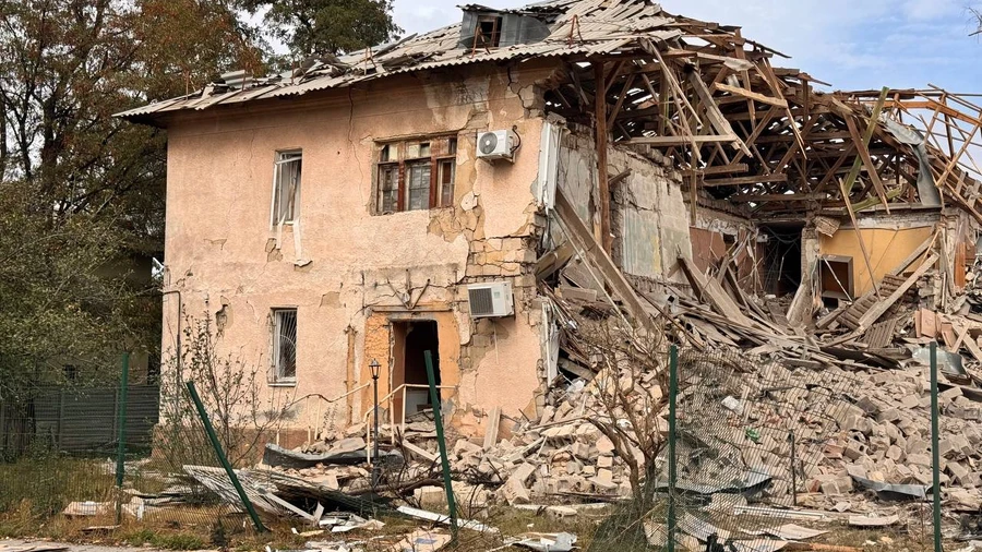 Forças russas atacam Kramatorsk com bombas guiadas: três feridos, escritório de assistência social destruído – fotos