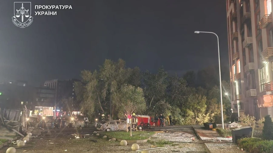 У Києві російський безпілотник влучив у житловий будинок: двоє людей загинули, є постраждалі