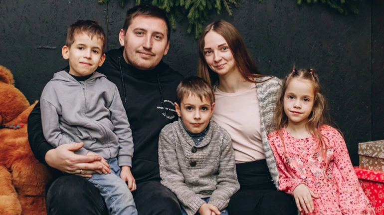 Коли Бог сміється: як родина з Маріуполя виховує трьох усиновлених дітей і наважилася взяти четверту