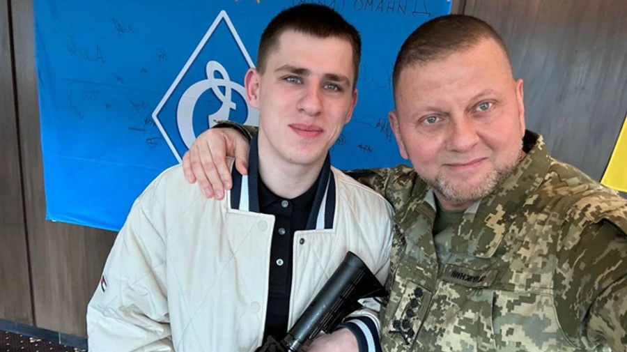 Commander-in-Chief of Ukraine's Armed Forces decorates soldier who repelled Russian assault in close combat