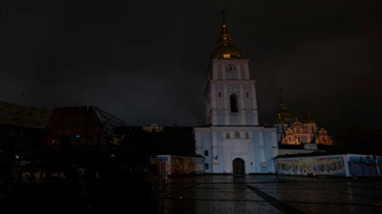 Як довго ще триватимуть відключення світла і чи можливий блекаут: питання-відповіді