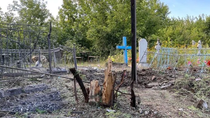 На Сумщині окупанти знищили десяток могил, пошкодили будинки