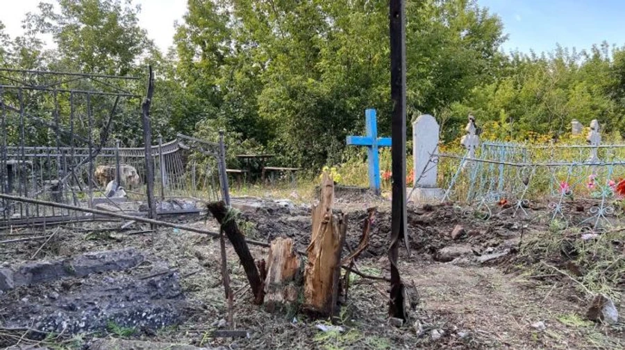 На Сумщині окупанти знищили десяток могил, пошкодили будинки
